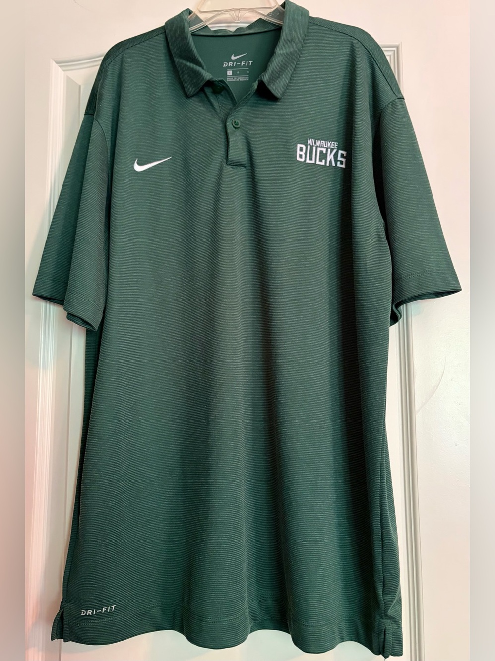 GORGEOUS NIKE MILWAUKEE BUCKS POLO!